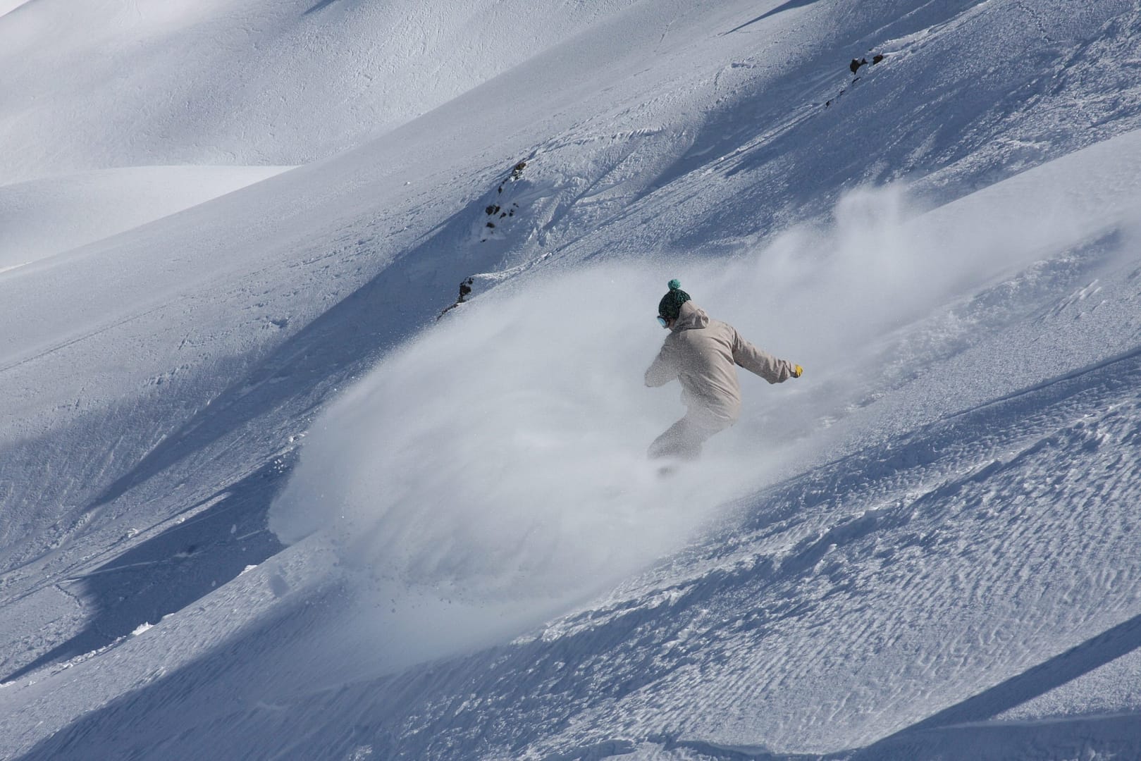 Snowboarder,Makes,A,Powder,Turn,While,Doing,Extreme,Snowboarding,In
